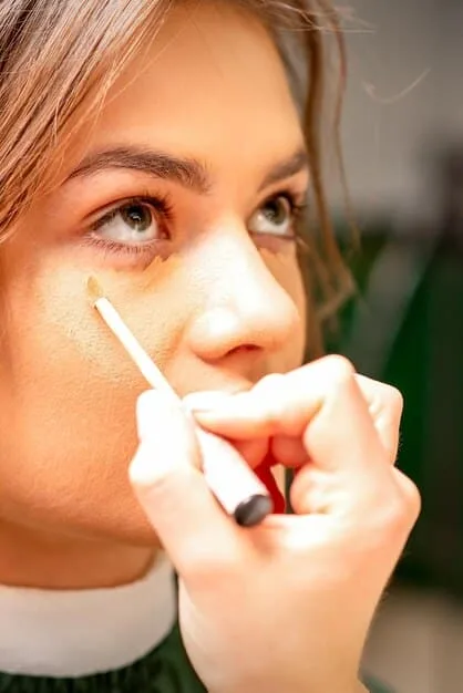 A step-by-step demonstration of applying eye primer to the eyelid, followed by setting it with translucent powder. The images show the correct application technique and the use of appropriate tools.