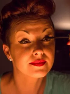 Highlighting 101: Easy Makeup Tutorial for a Natural Glow - Cover Image