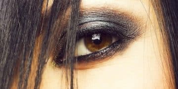 Get the Perfect Cat Eye: Makeup Tutorial for a Timeless Look - Cover Image